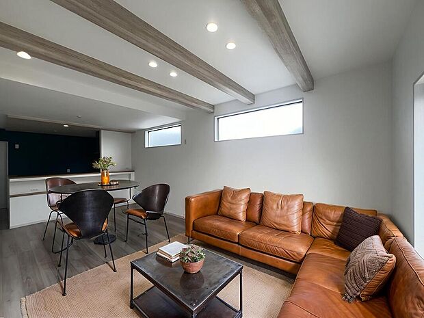 【LDK】LDK18帖 明るく開放的! この家具はAI生成によって配置されたものです