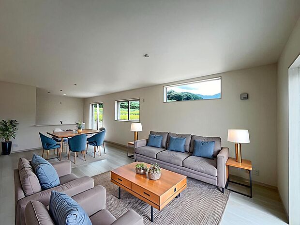 【リビングダイニング】この家具はAI生成によって配置されたものです