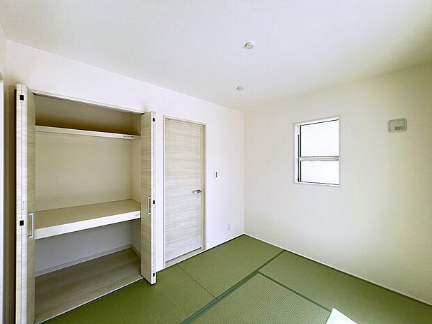 【洋風和室】収納たっぷりの押入れです。折れ戸になって洋風です