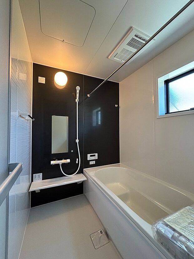 【バスルーム】のびのび入浴できるシステムバス