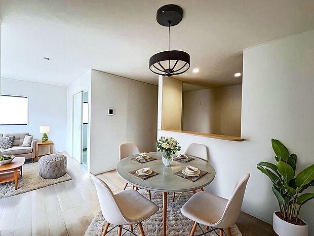 【4号棟】18.2帖のLDKです　この家具はAI生成によって配置されたものです