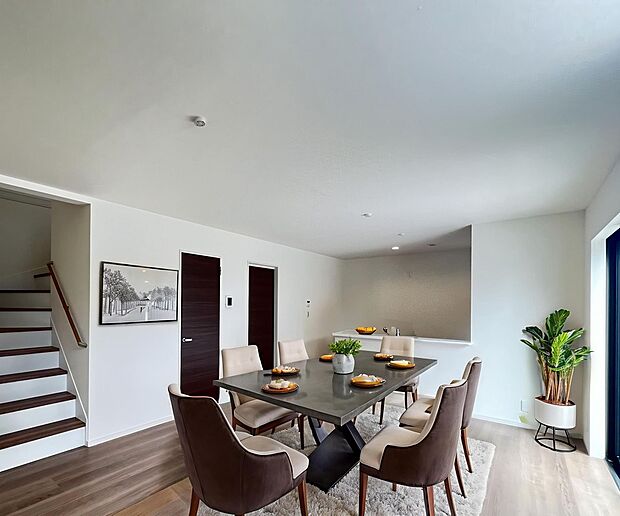 【2号地LDK】カウンターキッチンのあるLDK(画像の家具はAIで生成されたものです）