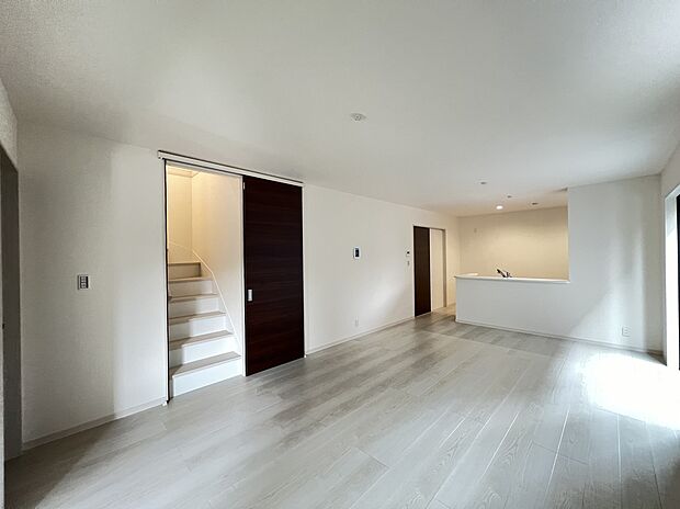 【1号棟リビング】家族の居場所を感じられるリビング階段