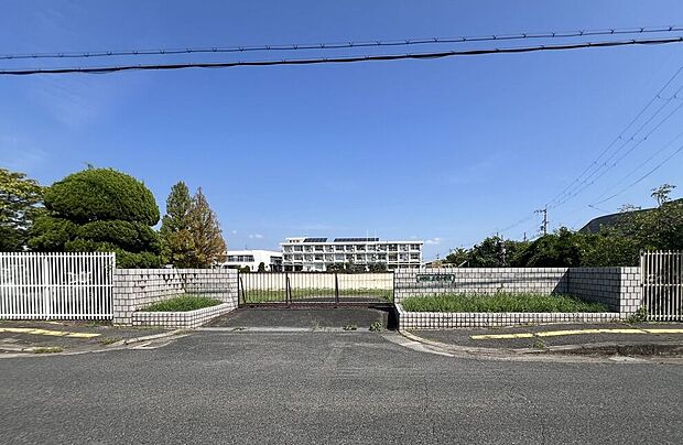 三宅町立三宅小学校(約468m)