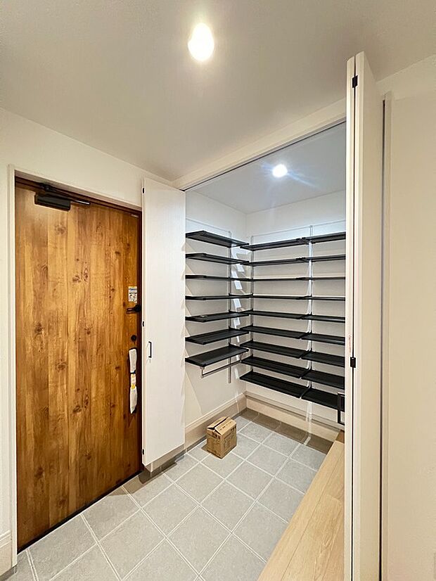 【1号棟シューズインクローゼット】大容量収納できるシューズインクローゼット