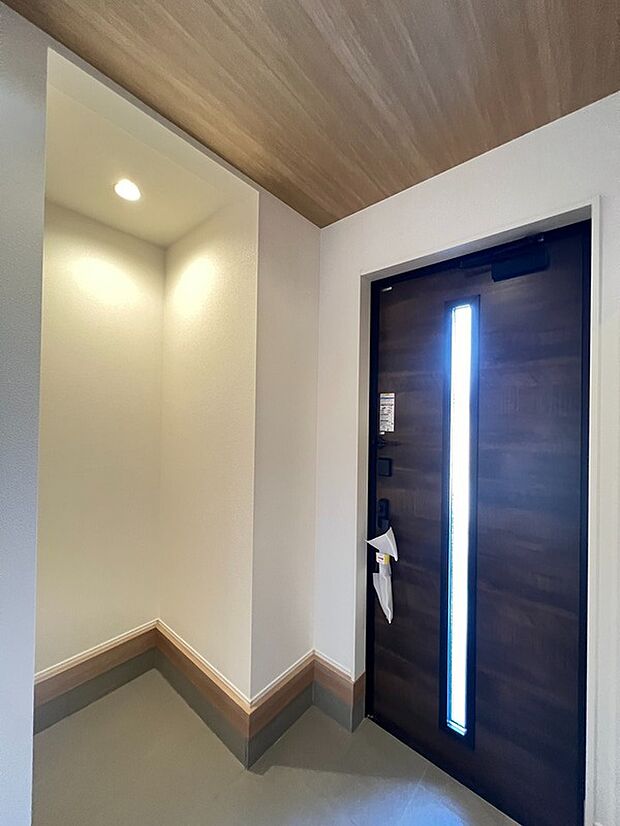 【玄関まわりをすっきり保つ、使い勝手の良いシューズクローク】靴やアウトドア用品をまとめて収納可能。照明付きで奥まで見やすく出し入れもスムーズ