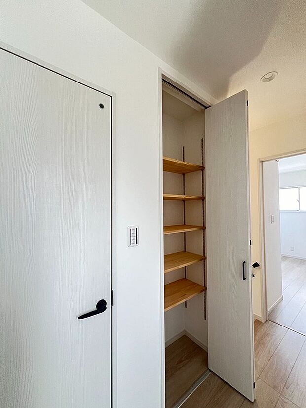 【収納】用途自在の可動棚収納