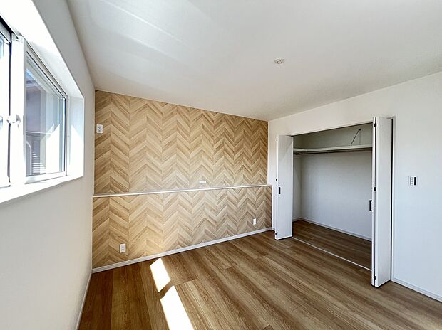 【寝室】シンプルで使いやすい洋室。収納付きでお部屋すっきり