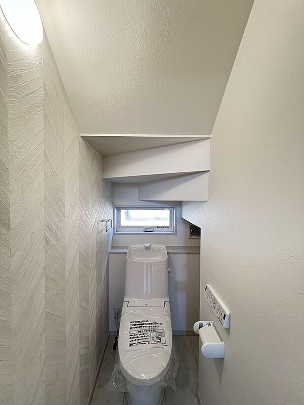 【1F　トイレ】落ち着いた空間の温水洗浄トイレ