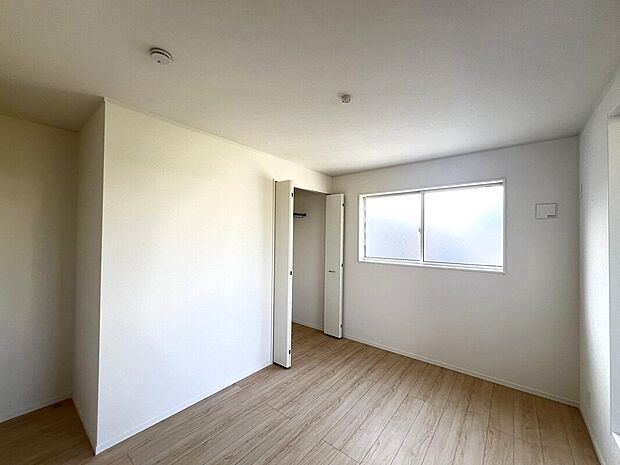 【寝室】落ち着いて過ごせるお部屋なので、寝室にいかがでしょうか