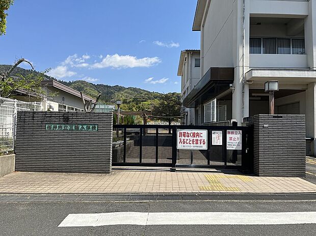 三輪小学校(約1,400m)