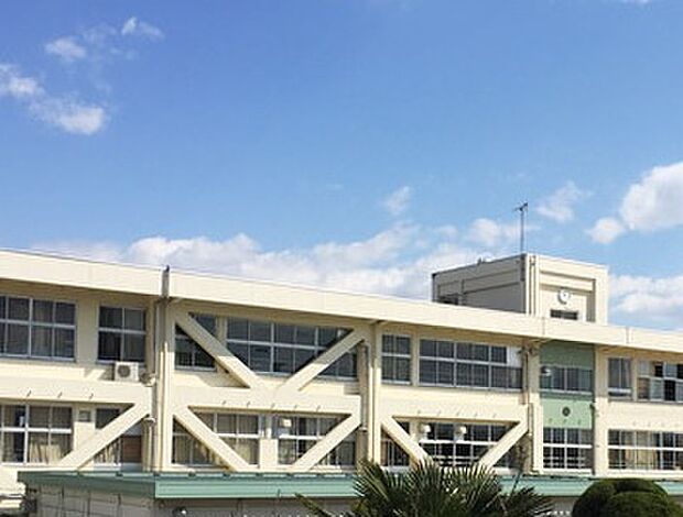 香芝市立二上小学校(約1,135m)