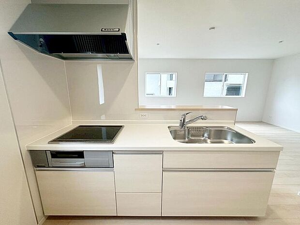 リビングで遊んでいるお子様を見守りながら、時にはお喋りをしながら料理や後片付けができる人気の高いスタイルです♪