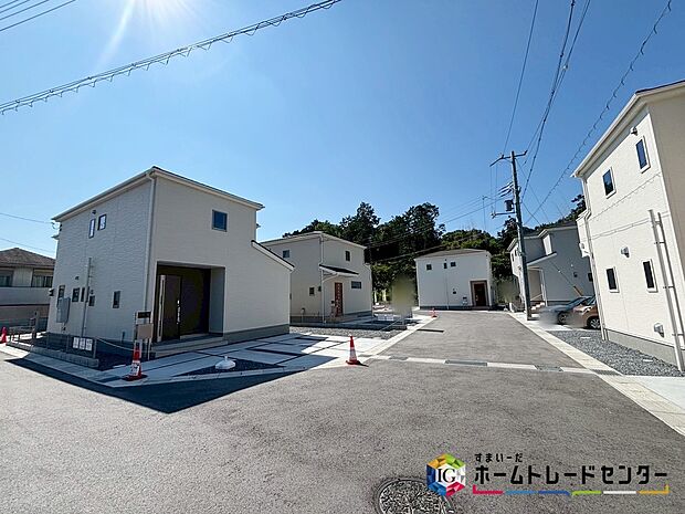 【分譲地外観】
敷地面積49~54坪のゆとり溢れるお住まい。これから徐々にお家が出来上がっていきます。どんな家ができるか楽しみですね。豊富な収納、開放的なLDK、明るい心地よい空間などの魅力をご紹介し
