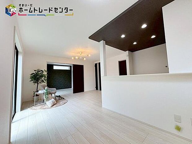 【リビング】
広々とした開放感あふれるリビングです。ゆったり寛げる充分な広さがございますので、ご家族でインテリアのレイアウトを考えるのも楽しみになりそうです。