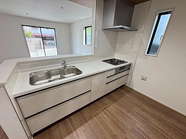 【キッチン】
リビングで遊んでいるお子様を見守りながら、時にはお喋りをしながら料理や後片付けができる人気の高いスタイルです♪