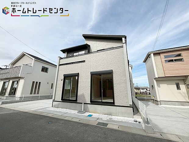 【現地外観写真】
南面道路に面しているため、陽光降り注ぐ明るいお住まいとなっております♪お客様に合った資金計画書の作成や近隣の完成物件のご紹介も可能です♪