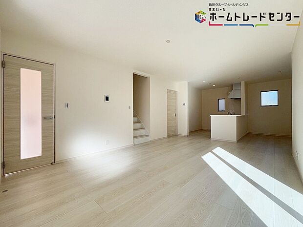 【リビング】
明るい陽射しが降り注ぐリビングダイニングなど、ゆとりあふれる室内空間が心地よい暮らしを実現♪