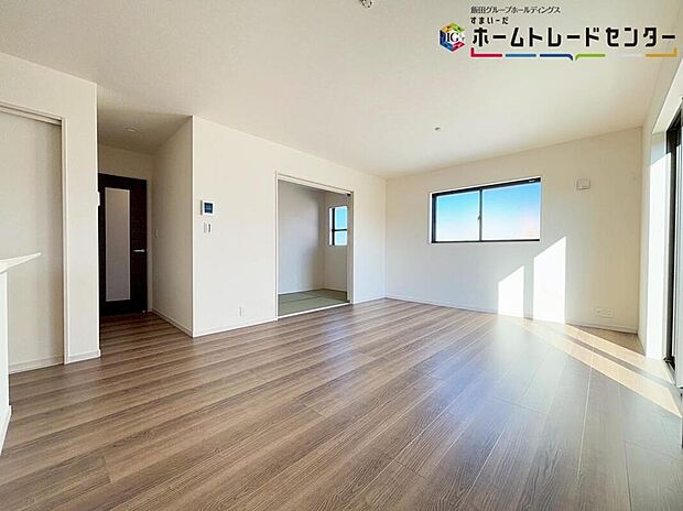 【リビング】
家族の食事や団らんのほか、お子様を遊ばせたり友人を招いたりするＬＤＫは住まいの中心♪毎日大切な家族とコミュニケーションがとれる家族思いの間取りを作りました♪