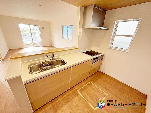 【キッチン】
収納力豊富な爽やかなシステムキッチンを用意しております。床下収納もございますので、キッチンスペースをいつでもすっきりとお使い頂けそうです。