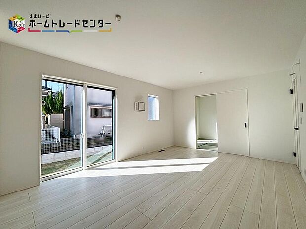 【リビング】
大きな窓のあるリビングは、陽光あふれる明るい空間です。居心地良く、ご家族皆がゆったり寛げる憩いの空間となりそうです。