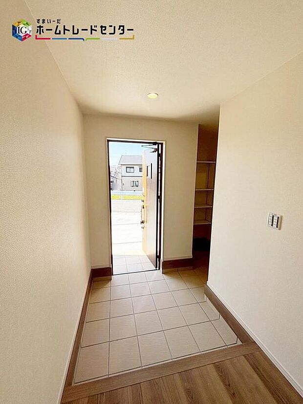 【玄関】
ご家族が増えると靴の数も増えますね。扉を閉めてしまえば玄関もすっきりとした印象に。年末年始の来客が増える時期にも嬉しい玄関です♪