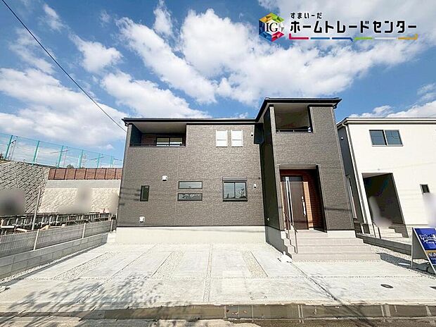 【現地外観写真】（1号棟）
資料送付・ご見学即対応！建物完成しておりますので、室内ご内覧いただけます♪ご不明点等、スタッフがしっかりと説明させていただきますので、安心して現地をご覧ください♪