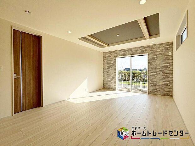 【リビング】
大きな窓のあるリビングは、陽光あふれる明るい空間です。居心地良く、ご家族皆がゆったり寛げる憩いの空間となりそうです。