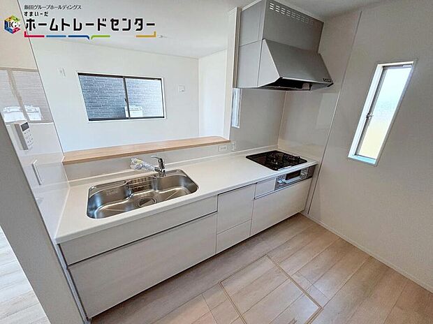 収納力豊富な爽やかなシステムキッチンを用意しております。床下収納もございますので、キッチンスペースをいつでもすっきりとお使い頂けそうです。