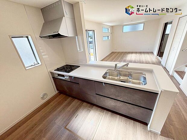 【キッチン】
窓付きで明るく爽やかなキッチンスペース。キッチン下の収納に加えて、床下収納と豊富な収納力もございます。見栄えもよく、いつでもすっきりとお使い頂けそうです♪