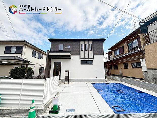 【現地外観写真】
一戸建ては都心部などの物件を除き、駐車スペース付きの物件が一般的♪玄関と駐車スペースとの行き来もしやすく、天候が悪い日などに便利♪