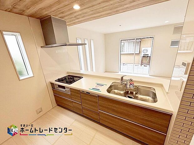 【キッチン】
どこを開けても大容量収納のビッグスライドキッチン♪圧力鍋やパスタ鍋などかさばる調理器具も楽々収納できます♪ご家族の顔が見えますので、いっそうお料理が楽しくなります♪