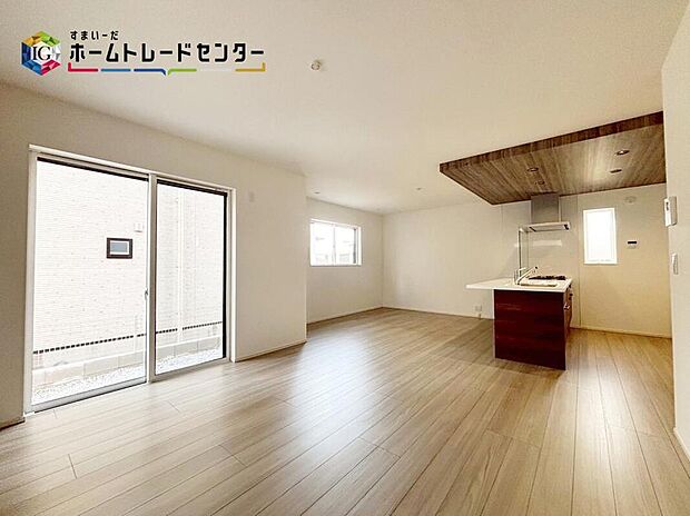 【リビング】
大きな窓のあるリビングは、陽光あふれる明るい空間です。居心地良く、ご家族皆がゆったり寛げる憩いの空間となりそうです♪