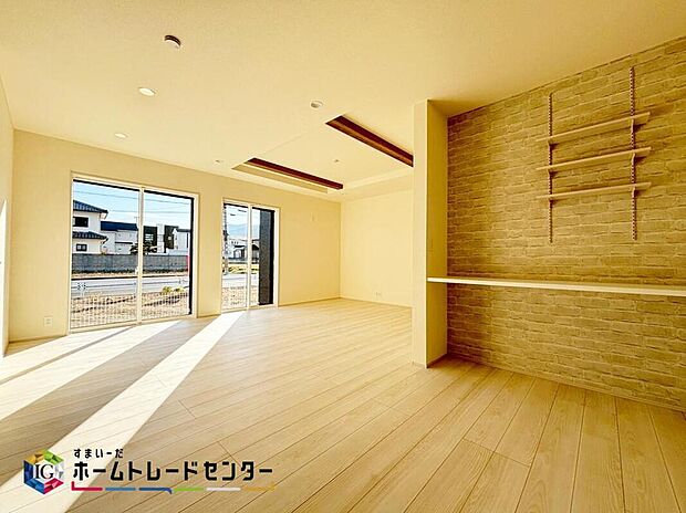 【リビング】
大きな窓のあるリビングは、陽光あふれる明るい空間です。居心地良く、ご家族皆がゆったりお寛ぎいただけます。ご家族の会話も弾み、遅くまでおしゃべりが続いてしまいそうです。