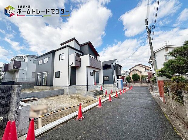 【前面道路含む外観写真】
※２号棟側から　　60坪超えの開放感溢れるお住まいです♪各お部屋の窓からたくさんの陽射しを採り込み、明るく心地よい空間を演出します。ぜひお問い合わせください♪