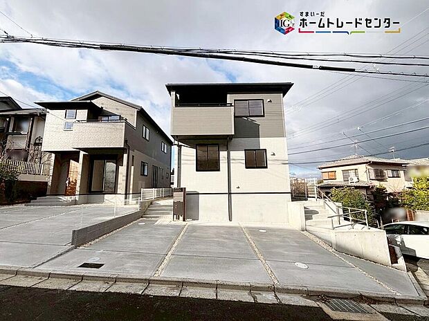 【現地外観写真】※2号棟
全2棟の個性あふれる間取りの分譲地☆お好みのお住まいが見つかります♪充実の収納と機能性を兼ね揃えた見どころ満載の現地は毎週土日祝内覧会開催中！お気軽にお問い合わせください♪