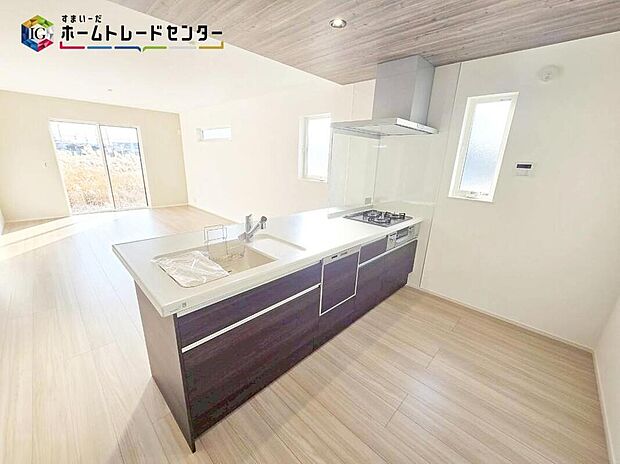 【キッチン】
広々スペースと開放感のあるのペニンシュラキッチンを採用。床下収納もございますので、いつでもすっきりとお使い頂けそうです♪