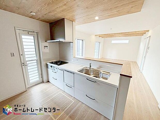 【キッチン】
収納力豊富な爽やかなシステムキッチンを用意しております。床下収納もございますので、キッチンスペースをいつでもすっきりとお使い頂けそうです。