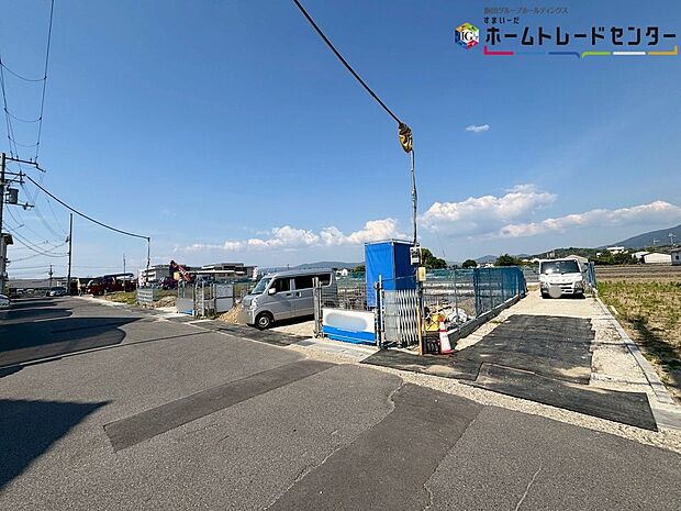 【前面道路含む現地写真】
全6棟♪陽当りの良い道路に面したお住まい。道路幅も広めで、開放感たっぷり♪分譲地内に道路を通しており、ここで分譲地のコミュニティーができますね☆