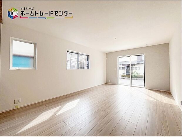 【リビング】
大きな窓のあるリビングは、陽光あふれる明るい空間です♪居心地良く、ご家族皆がゆったり寛げる憩いの空間となりそうです。