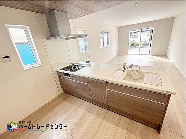 【キッチン】
収納力豊富な爽やかなシステムキッチンを用意しております♪床下収納もございますので、キッチンスペースをいつでもすっきりとお使い頂けそうです。