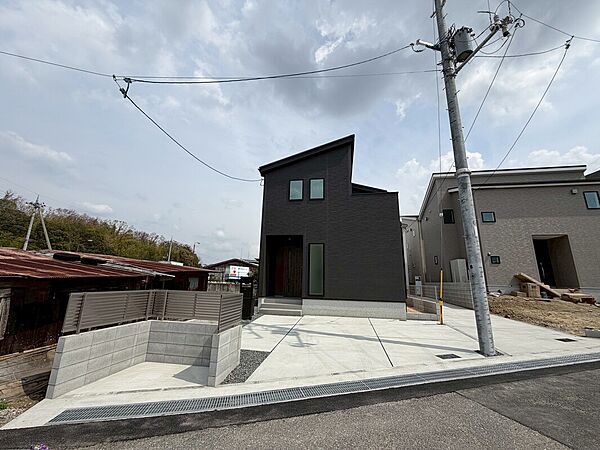 【現地外観写真】※1号棟　
休日にご家族揃ってご見学はいかがでしょうか♪実際の現地を見てみると図面などではわからない、新たな発見もありますので、まずはお気軽にお問い合わせください♪