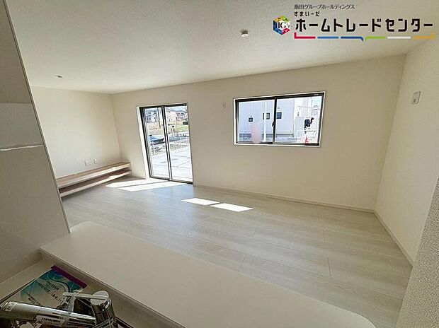 【キッチン】
ママさんに人気のある対面式キッチン♪お食事の準備をしながらご家族との会話を楽しめます。リビングにいるご家族の様子が一目で分かるので、小さいお子様がいても安心です♪