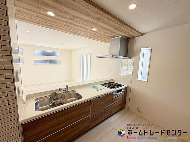 【キッチン】
窓付きの明るく爽やかなキッチンスペース。床下収納もございますので、いつでもすっきりとお使い頂けそうです。