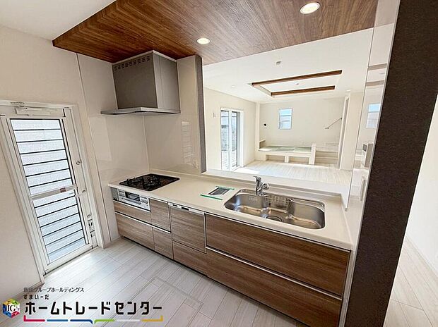 【キッチン】
どこを開けても大容量収納のビッグスライドキッチン♪圧力鍋やパスタ鍋などかさばる調理器具も楽々収納できます♪ご家族の顔が見えますので、いっそうお料理が楽しくなります♪