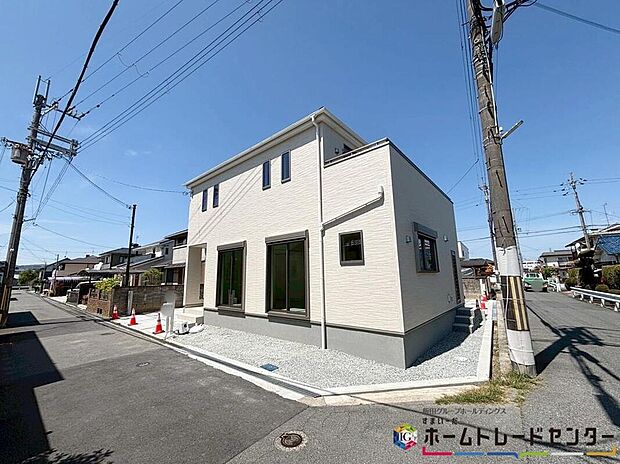 【現地外観写真】※2号棟
道幅の前面道路なので明るく開放感に溢れた好立地です!お車の出し入れもラクラク♪現地をご覧いただきながら、住まいの夢をお聞かせください♪