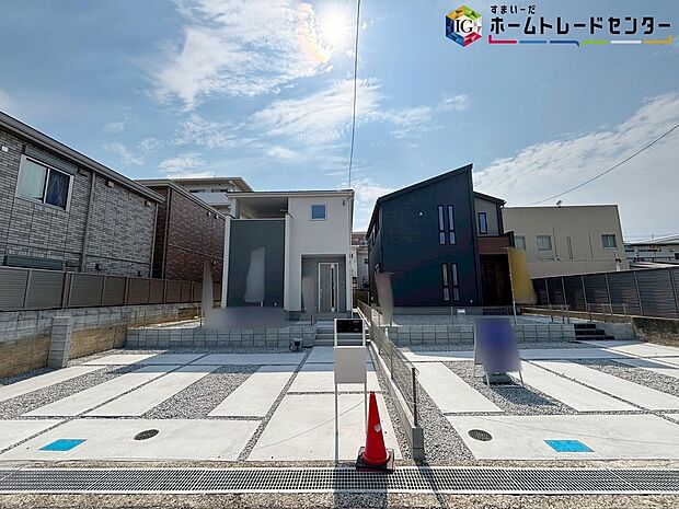 【現地外観写真】※左2号棟・右1号棟
資料送付・ご見学即対応！建物完成しておりますので、室内ご内覧いただけます♪ご不明点等、スタッフがしっかりと説明させていただきますので、安心して現地をご覧ください♪