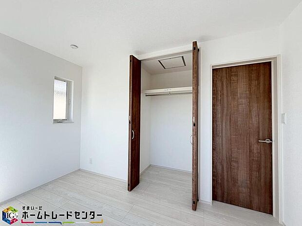 【収納】
全居室に収納を完備しておりますので、いつでもお部屋をすっきりとお使い頂けそうです。自分好みのインテリアやレイアウトを考えるのも楽しみです。