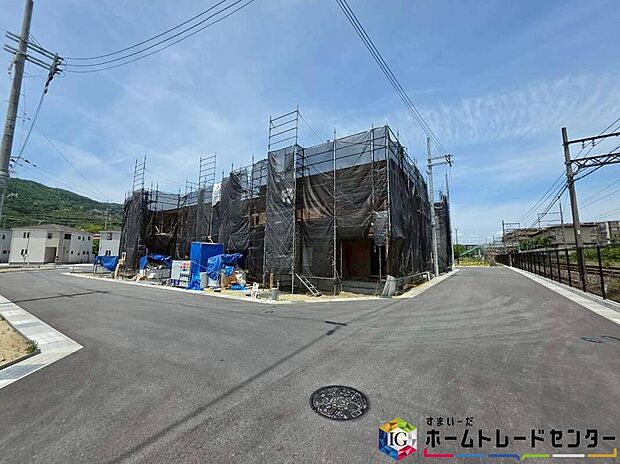 【前面道路含む現地写真】
これから徐々に家の骨組みが出来上がっていきます♪お客様に合った資金計画書の作成や近隣の完成物件のご紹介も可能です♪現地をご覧いただきながら、住まいの夢をお聞かせください♪