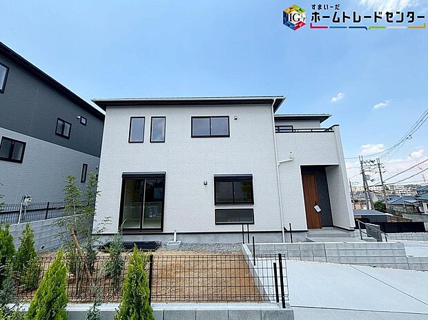 【現地外観写真】
個性あふれる間取りの新築一戸建て♪　家族の笑い声が自然と生まれます！充実の収納と機能性を兼ね揃えた見どころ満載の現地は内覧会開催中！ご連絡お待ちしております♪
